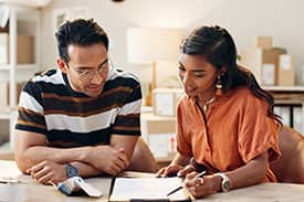 Dos personas trabajando con documentos