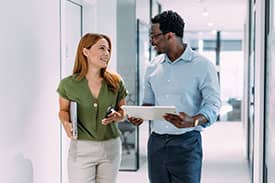 Dos empleados hablando y caminando