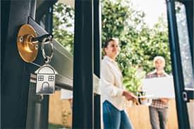 Agentes inmobiliarios entrando a un edificio