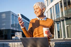 Una mujer con un telefono