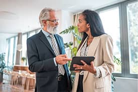 Dos empleados hablando