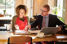 Empleados con una tableta