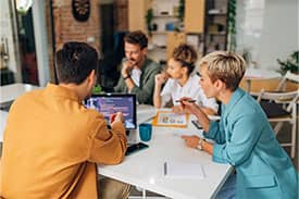 Empleados trabajando juntos