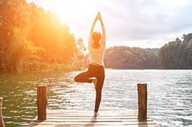 Mujer haciendo yoga