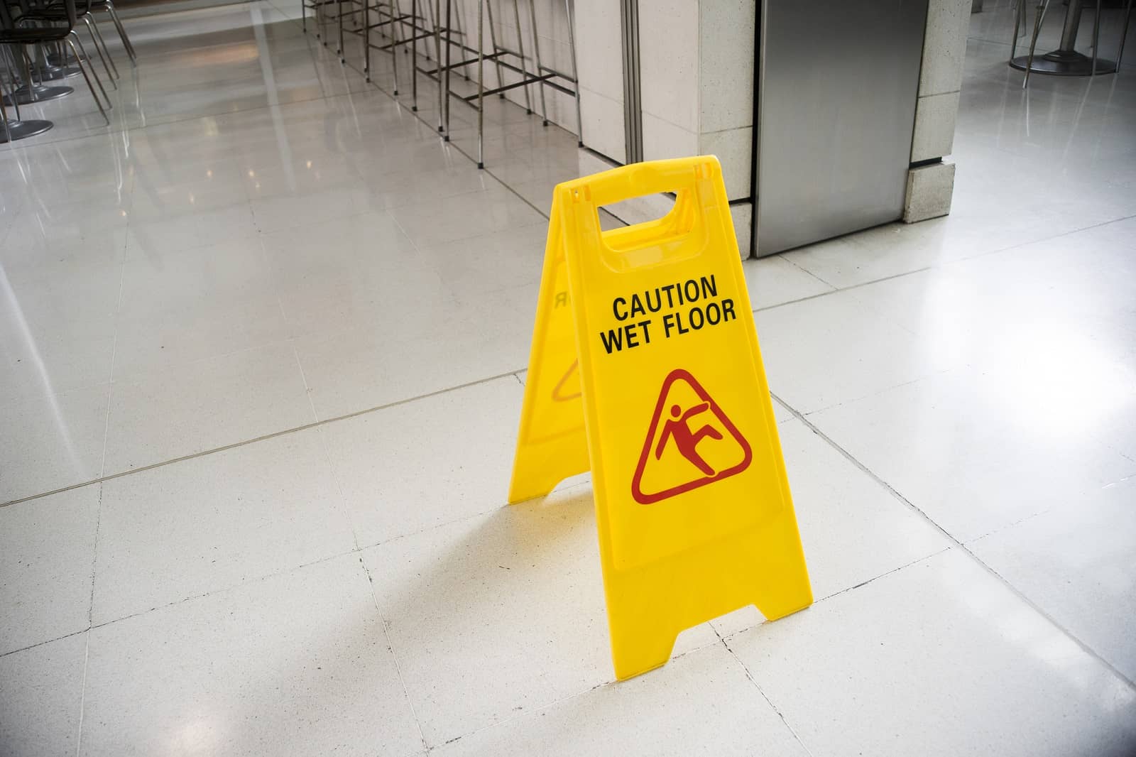 潮湿的地板上标志