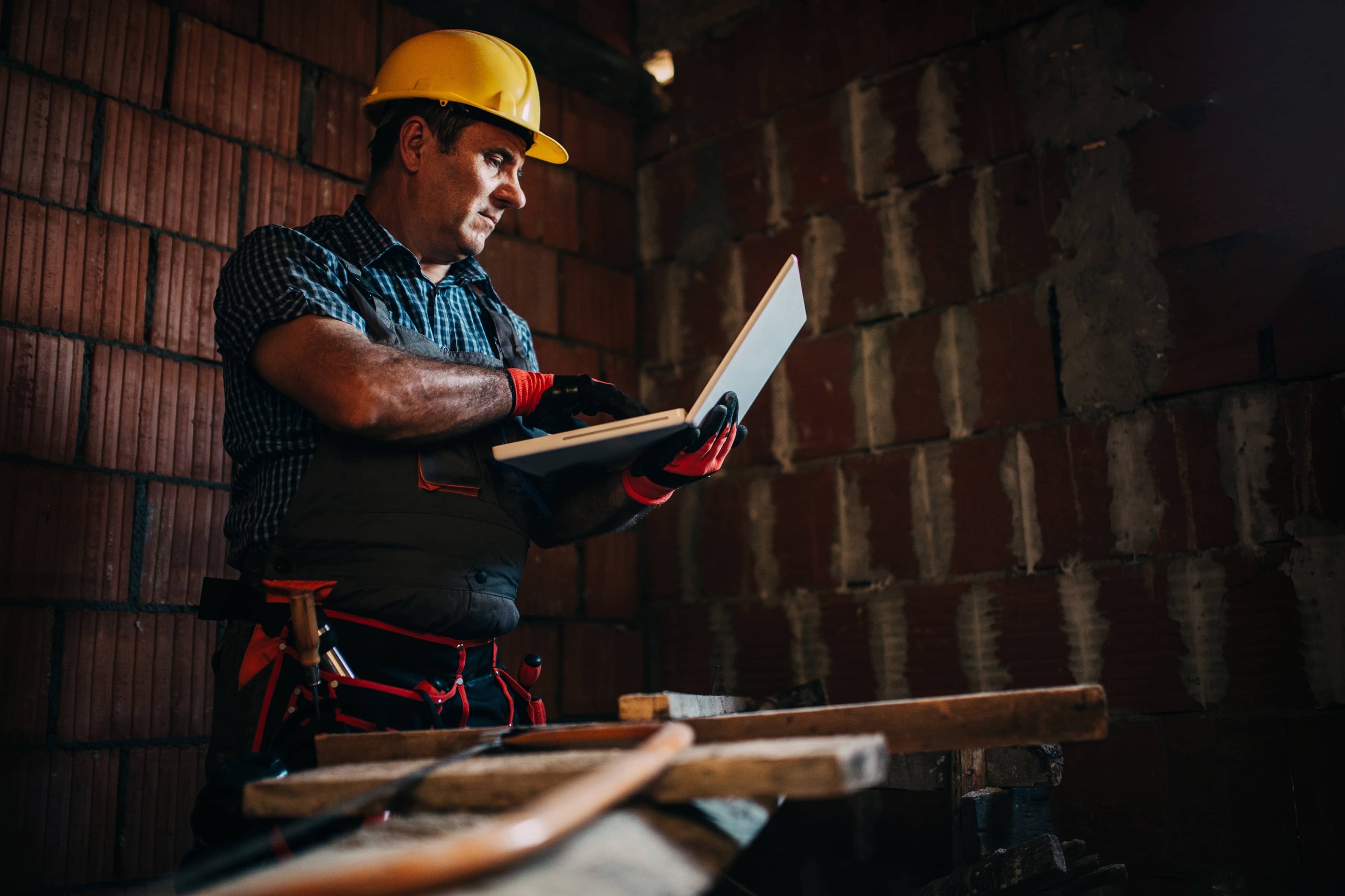建筑工人在笔记本电脑