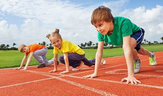 孩子在赛道上明亮的一天