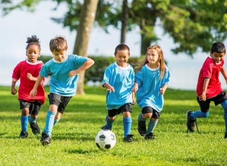 孩子们在足球场上